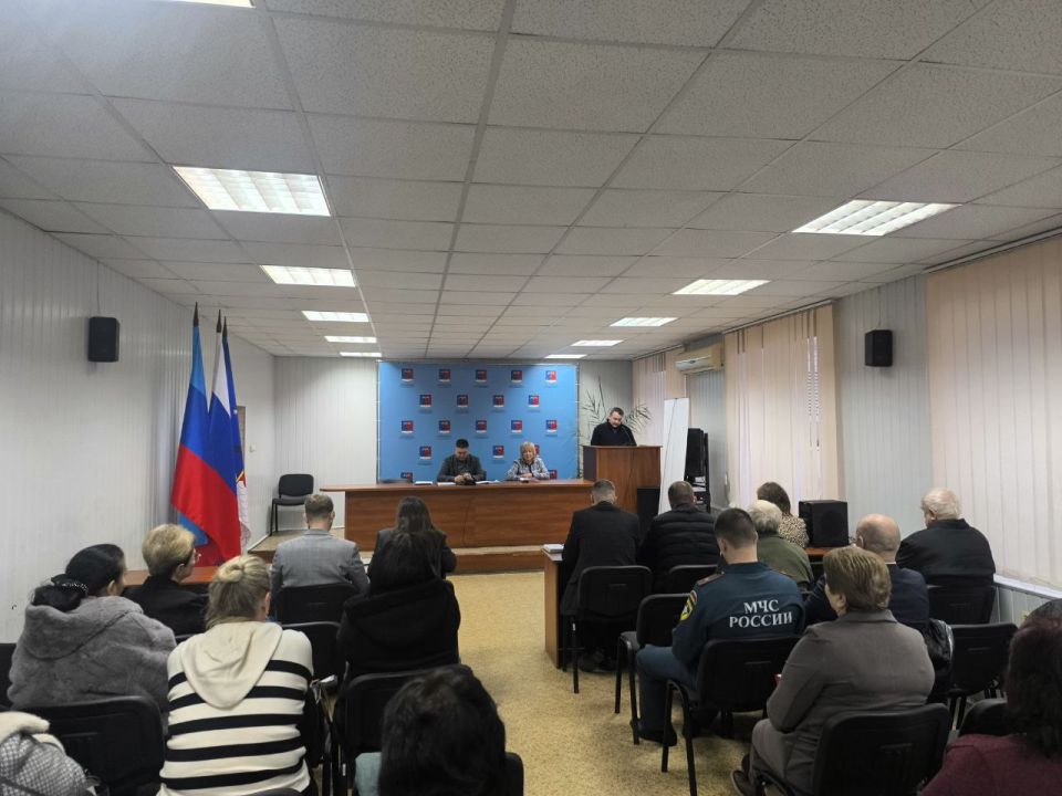 Альберт Зинченко: Сегодня совместно с председателем Совета Станично-Луганского муниципального округа Татьяной Пономаревой провели аппаратное совещание с руководителями структурных подразделений, учреждений и предприятий... Альберт Зинченко: Сегодня совместно с председателем Совета Станично-Луганского муниципального округа Татьяной Пономаревой провели аппаратное совещание с руководителями структурных подразделений, учреждений и предприятий...