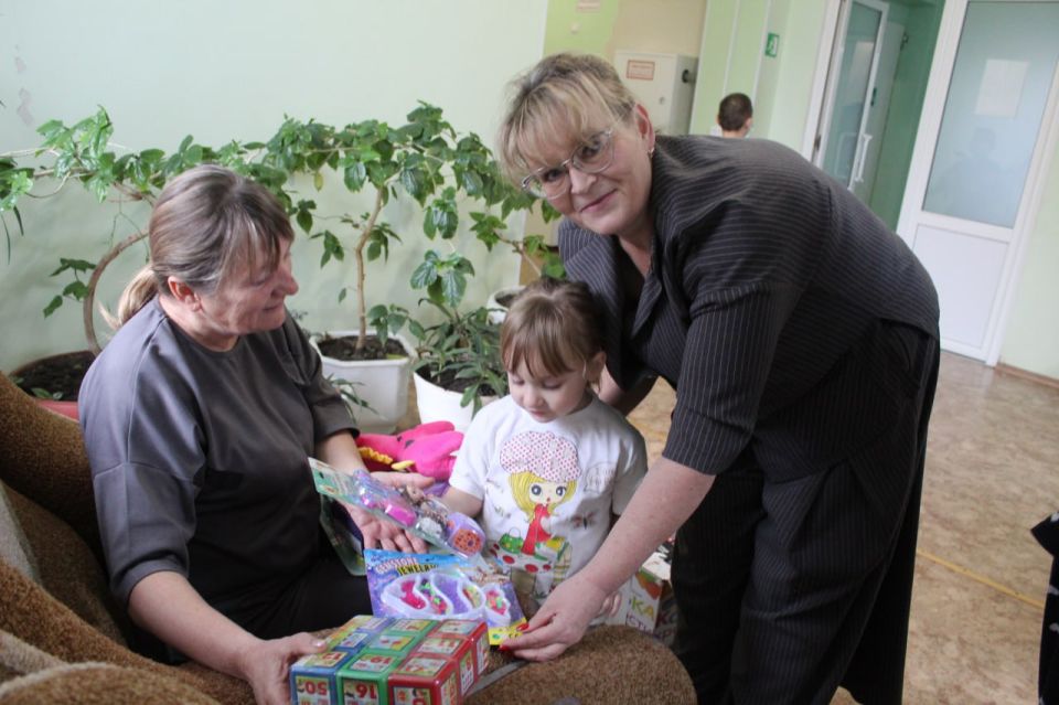 К маленьким героям из Лутугино, Брянки и Новопскова приехала «Коробка храбрости» К маленьким героям из Лутугино, Брянки и Новопскова приехала «Коробка храбрости»