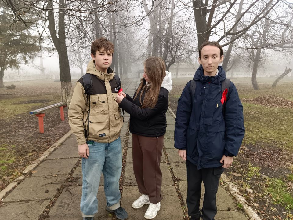 Сотрудники Дома культуры им. Ленина пгт Новодарьевка провели акцию солидарности в борьбе со СПИДом «Красная лента», для обучающихся Новодарьевской школы им. В.Д.Луганского Сотрудники Дома культуры им. Ленина пгт Новодарьевка провели акцию солидарности в борьбе со СПИДом «Красная лента», для обучающихся Новодарьевской школы им. В.Д.Луганского