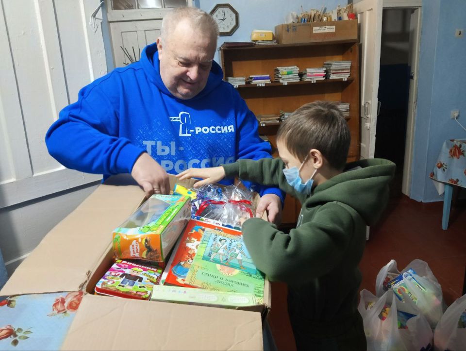 К маленьким героям из Лутугино, Брянки и Новопскова приехала «Коробка храбрости» К маленьким героям из Лутугино, Брянки и Новопскова приехала «Коробка храбрости»