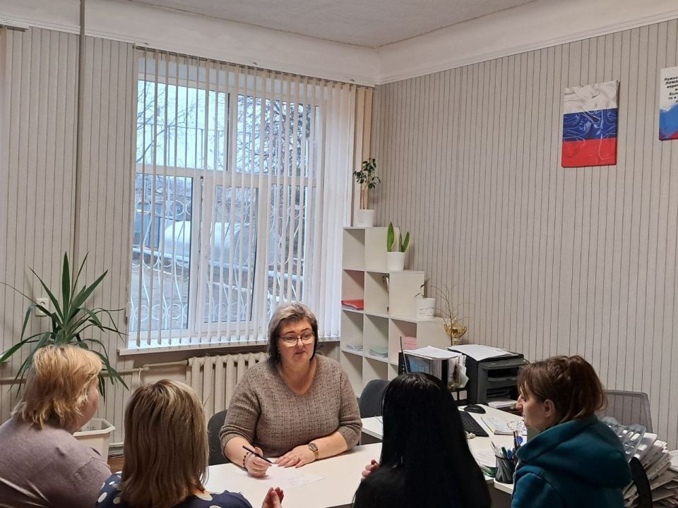 Сегодня в Ровеньковской гимназии им. писателя Н.Трублаини начальник отдела по вопросам опеки, попечительства и патронажа Ирина Попова провела ряд профилактических мероприятий Сегодня в Ровеньковской гимназии им. писателя Н.Трублаини начальник отдела по вопросам опеки, попечительства и патронажа Ирина Попова провела ряд профилактических мероприятий