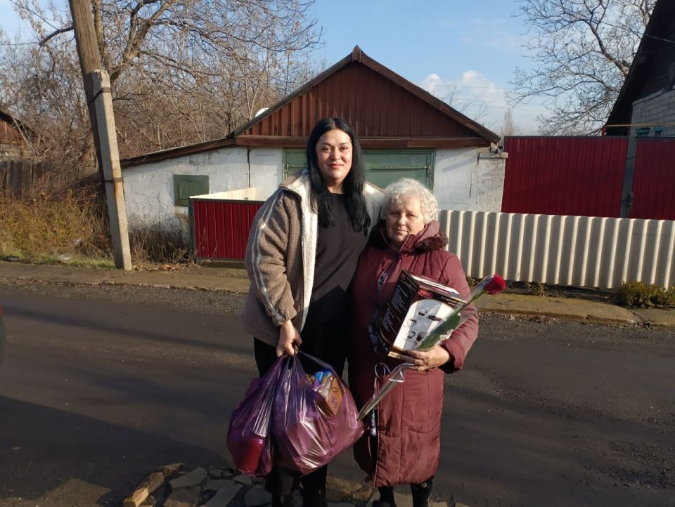 Сотрудники отдела по обеспечению жизнедеятельности пгт Чернухино, совместно с индивидуальными предпринимателями поселка, ко Дню матери организовали трогательную праздничную акцию Сотрудники отдела по обеспечению жизнедеятельности пгт Чернухино, совместно с индивидуальными предпринимателями поселка, ко Дню матери организовали трогательную праздничную акцию