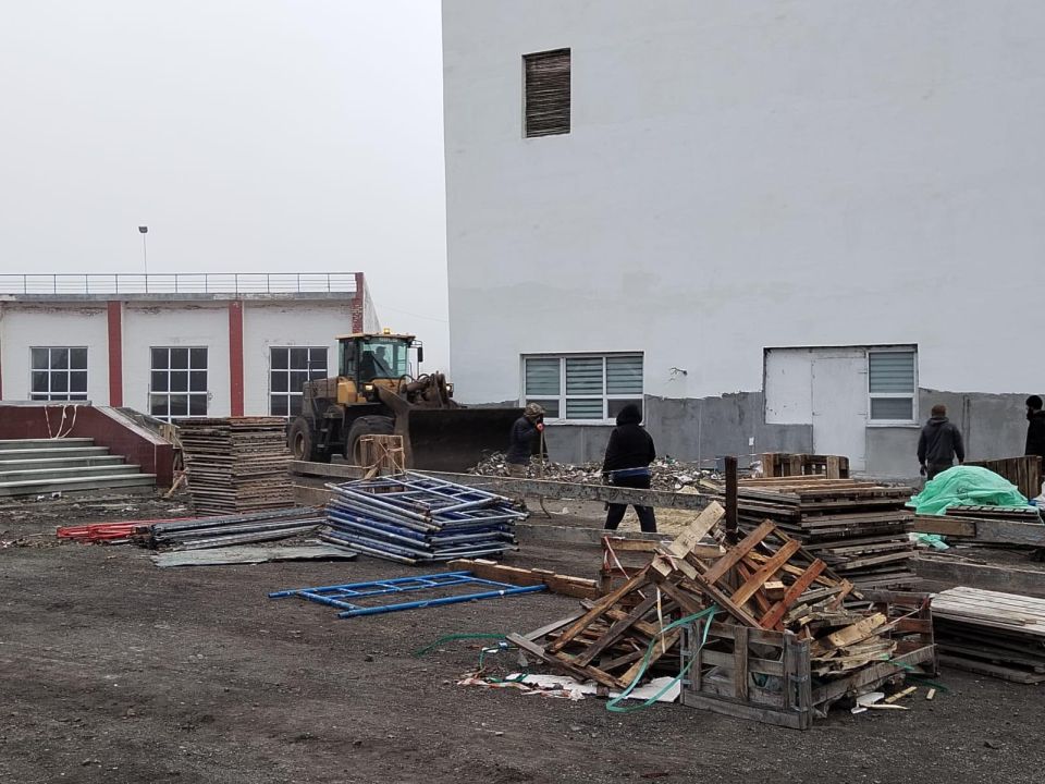 На площади в Ровеньках продолжаются восстановительные и строительные работы На площади в Ровеньках продолжаются восстановительные и строительные работы