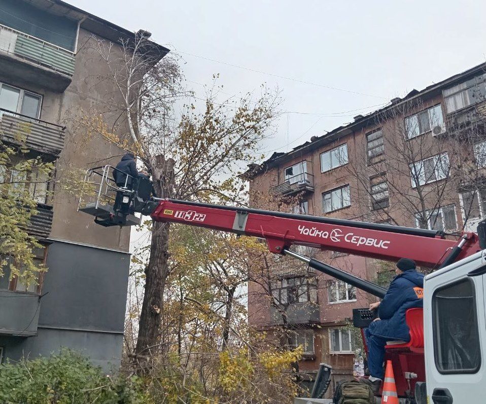 Коммунальные службы проводят работы на территории города Коммунальные службы проводят работы на территории города
