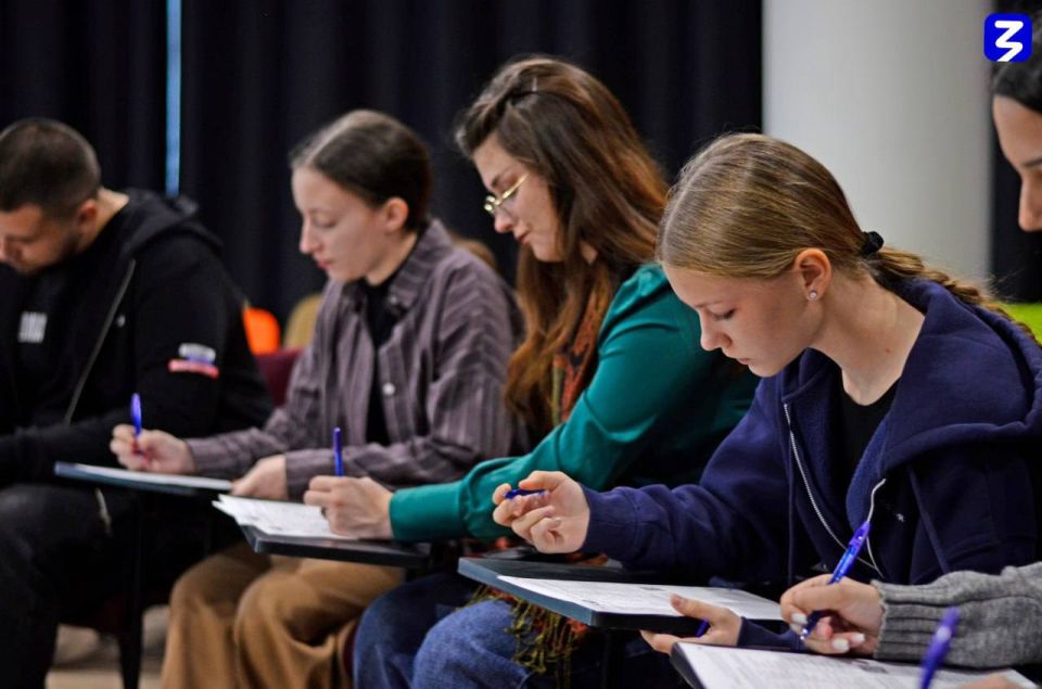 Географический диктант объединяет поколения: яркое событие в Доме знаний Географический диктант объединяет поколения: яркое событие в Доме знаний