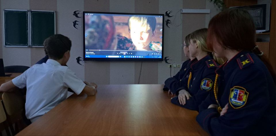 В рамках концепции "Луганский характер " и реализации Всероссийского проекта «Киноуроки в школах России» 1 декабря для отряда "Монолит " 8-А класса "Станично-Луганской средней школы имени Грекова П.М." был показан фильм... В рамках концепции "Луганский характер " и реализации Всероссийского проекта «Киноуроки в школах России» 1 декабря для отряда "Монолит " 8-А класса "Станично-Луганской средней школы имени Грекова П.М." был показан фильм...