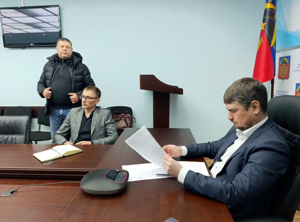 Заместитель главы Администрации Антрацитовского МО Нияз Нурутдинов совместно с представителями ключевых структурных подразделений Администрации, муниципальных унитарных предприятий, а также руководителями учреждений и... Заместитель главы Администрации Антрацитовского МО Нияз Нурутдинов совместно с представителями ключевых структурных подразделений Администрации, муниципальных унитарных предприятий, а также руководителями учреждений и...