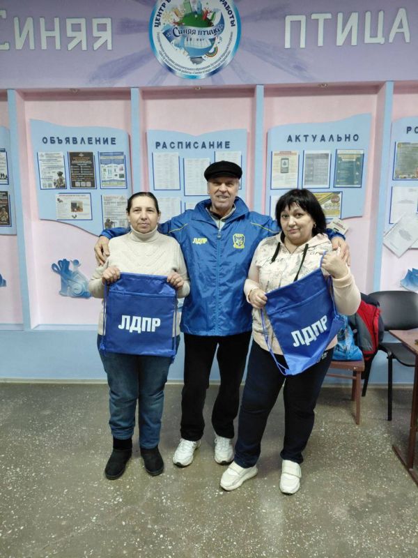 ТЕПЛО И ЗАБОТА ДЛЯ МАМ. Координатор Кировского МО ЛДПР Егор Свистухин вместе с активистами партии организовал трогательное поздравление для мам в детском учреждении «Синяя птица» ТЕПЛО И ЗАБОТА ДЛЯ МАМ. Координатор Кировского МО ЛДПР Егор Свистухин вместе с активистами партии организовал трогательное поздравление для мам в детском учреждении «Синяя птица»