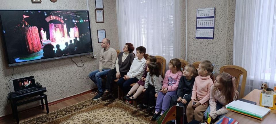 1 декабря в детской школе искусств города Первомайска детям показали спектакль «Большие секреты для маленьких театралов» от Калужского драматического театра 1 декабря в детской школе искусств города Первомайска детям показали спектакль «Большие секреты для маленьких театралов» от Калужского драматического театра