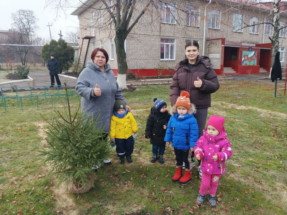 На территории ГБДОУ ЛНР «Родаковский ясли-сад «Рябинушка» состоялось торжественное мероприятие, в котором приняли участие воспитанники детского сада, отряд юных «Орлят-дошколят», учащиеся Родаковской средней школы, участники... На территории ГБДОУ ЛНР «Родаковский ясли-сад «Рябинушка» состоялось торжественное мероприятие, в котором приняли участие воспитанники детского сада, отряд юных «Орлят-дошколят», учащиеся Родаковской средней школы, участники...