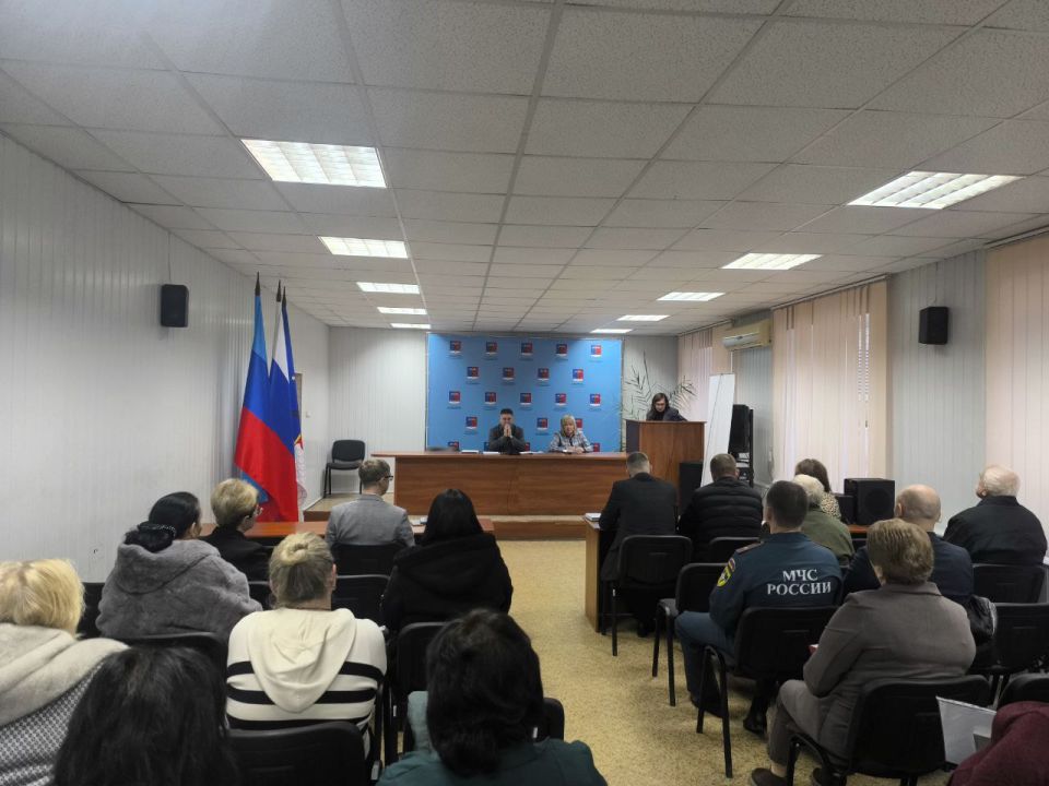Альберт Зинченко: Сегодня совместно с председателем Совета Станично-Луганского муниципального округа Татьяной Пономаревой провели аппаратное совещание с руководителями структурных подразделений, учреждений и предприятий... Альберт Зинченко: Сегодня совместно с председателем Совета Станично-Луганского муниципального округа Татьяной Пономаревой провели аппаратное совещание с руководителями структурных подразделений, учреждений и предприятий...