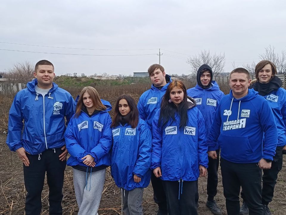 В честь Дня рождения партии единороссы и молодогвардейцы оказали помощь пожилой жительнице поселка Боровское В честь Дня рождения партии единороссы и молодогвардейцы оказали помощь пожилой жительнице поселка Боровское