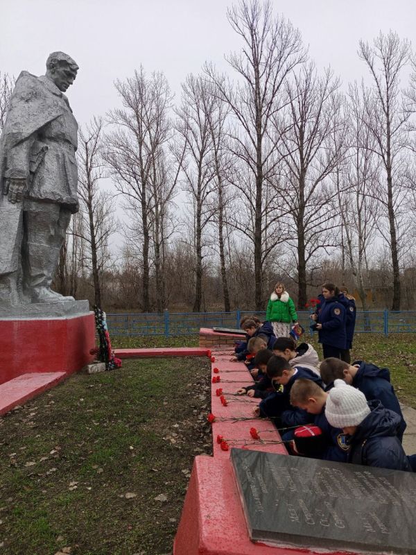 Почтим память героев. В предверии Дня неизвестного солдата — особенной даты, наполненной глубокими чувствами благодарности и уважения ко всем, кто отдал свою жизнь за свободу нашей Родины Почтим память героев. В предверии Дня неизвестного солдата — особенной даты, наполненной глубокими чувствами благодарности и уважения ко всем, кто отдал свою жизнь за свободу нашей Родины