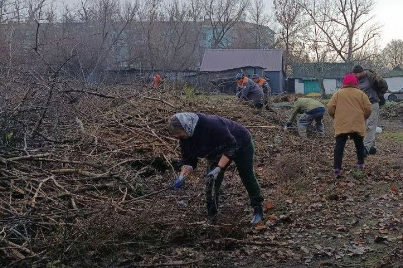 В пгт Шахтёрский провели субботник В пгт Шахтёрский провели субботник