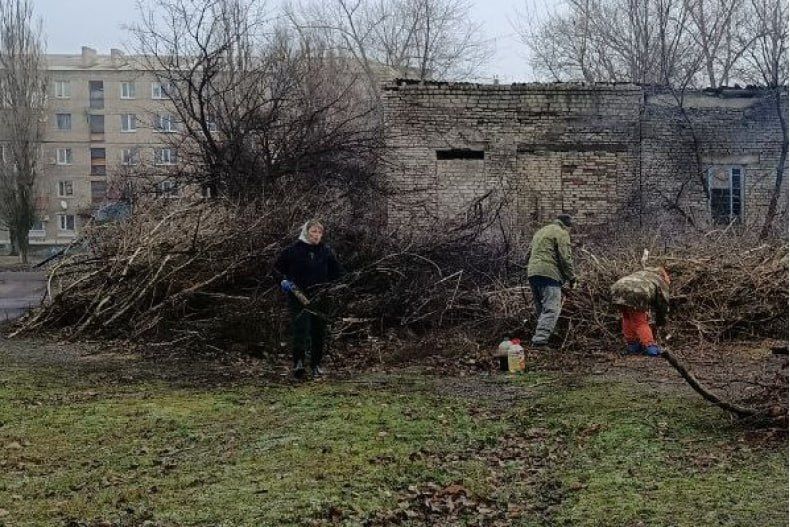 В пгт Шахтёрский провели субботник В пгт Шахтёрский провели субботник