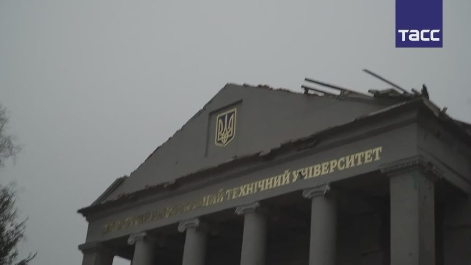 В Минобороны РФ показали первые кадры из освобожденного Красноармейска Донецкой Народной Республики, где военные разворачивают российский флаг