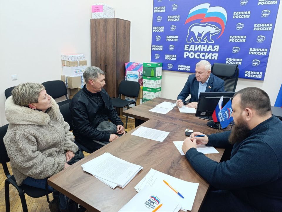 Иван Санаев: Сегодня провёл приём граждан в Краснодонской общественной приемной совместно с секретарем Краснодонского местного отделения партии "Единая Россия" Владимиром Шавлаем Иван Санаев: Сегодня провёл приём граждан в Краснодонской общественной приемной совместно с секретарем Краснодонского местного отделения партии "Единая Россия" Владимиром Шавлаем