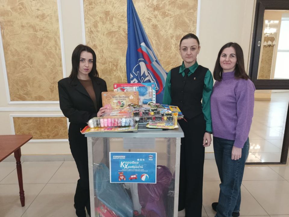 "Коробка храбрости": активисты, студенты и администрация дарят радость маленьким пациентам "Коробка храбрости": активисты, студенты и администрация дарят радость маленьким пациентам