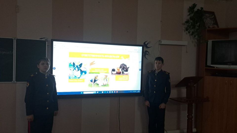 РАЗГОВОРЫ О ВАЖНОМ. Утро понедельника 1 декабря 2025 года в "Станично-Луганской средней школе имени Грекова П.М." традиционно началось с торжественной линейки, церемонии поднятия флага и исполнения гимна Российской Федерации... РАЗГОВОРЫ О ВАЖНОМ. Утро понедельника 1 декабря 2025 года в "Станично-Луганской средней школе имени Грекова П.М." традиционно началось с торжественной линейки, церемонии поднятия флага и исполнения гимна Российской Федерации...