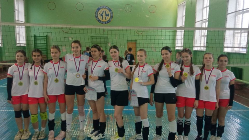 Команда Лутугинской спортивной школы забрала золото на Республиканском турнире по волейболу Команда Лутугинской спортивной школы забрала золото на Республиканском турнире по волейболу