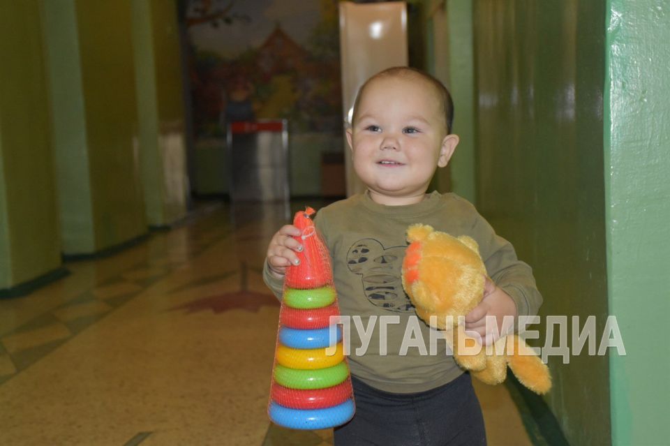 Антрацитовские единороссы передали «Коробку храбрости» юным пациентам педиатрического отделения городской больницы Антрацитовские единороссы передали «Коробку храбрости» юным пациентам педиатрического отделения городской больницы