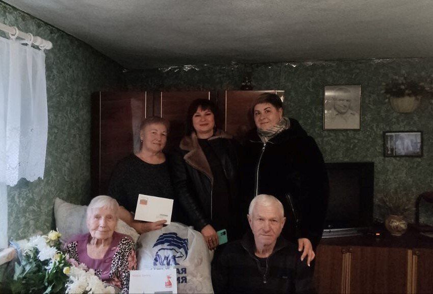 Активисты «Единой России» поздравили с 95-летним юбилеем жительницу села Орехово Активисты «Единой России» поздравили с 95-летним юбилеем жительницу села Орехово