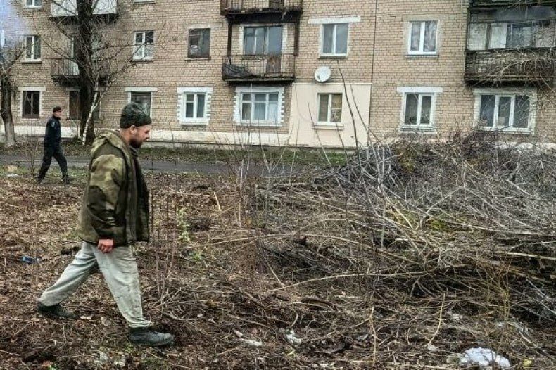 В пгт Шахтёрский провели субботник В пгт Шахтёрский провели субботник