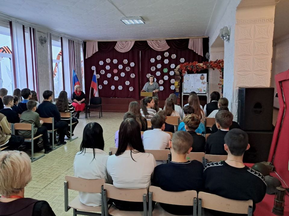 Сегодня в Ровеньковской гимназии им. писателя Н.Трублаини начальник отдела по вопросам опеки, попечительства и патронажа Ирина Попова провела ряд профилактических мероприятий Сегодня в Ровеньковской гимназии им. писателя Н.Трублаини начальник отдела по вопросам опеки, попечительства и патронажа Ирина Попова провела ряд профилактических мероприятий