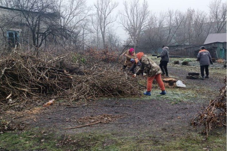 В пгт Шахтёрский провели субботник В пгт Шахтёрский провели субботник