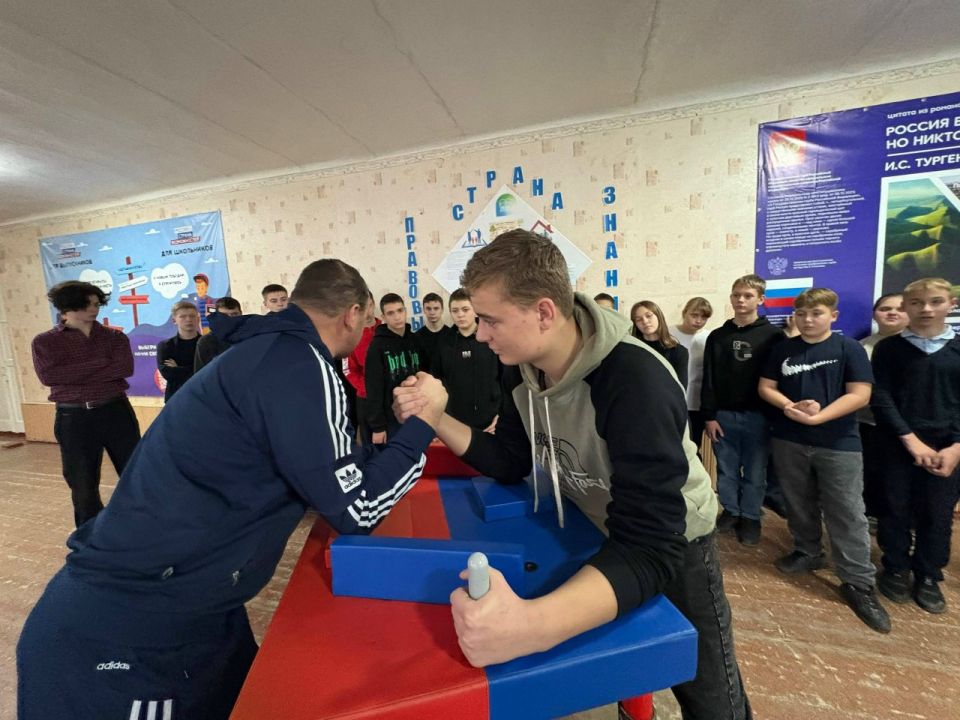 В Лутугинском муниципальном округе прошли соревнования по армрестлингу В Лутугинском муниципальном округе прошли соревнования по армрестлингу