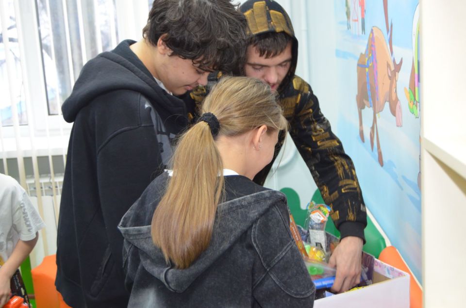 К маленьким героям из Лутугино, Брянки и Новопскова приехала «Коробка храбрости» К маленьким героям из Лутугино, Брянки и Новопскова приехала «Коробка храбрости»