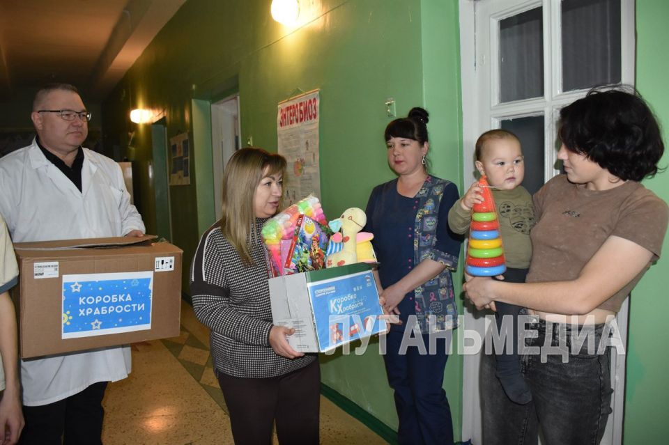 Антрацитовские единороссы передали «Коробку храбрости» юным пациентам педиатрического отделения городской больницы Антрацитовские единороссы передали «Коробку храбрости» юным пациентам педиатрического отделения городской больницы