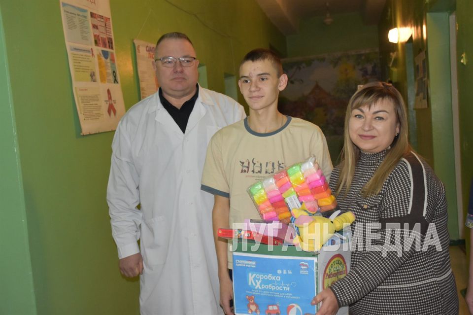 Антрацитовские единороссы передали «Коробку храбрости» юным пациентам педиатрического отделения городской больницы Антрацитовские единороссы передали «Коробку храбрости» юным пациентам педиатрического отделения городской больницы