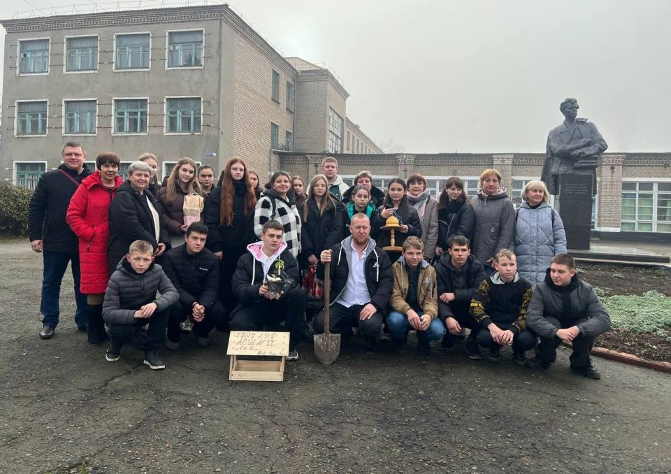 В средней школе №12 им. Г. М. Тютюника дан старт работе школьного лесничества "Корни Донбасса" В средней школе №12 им. Г. М. Тютюника дан старт работе школьного лесничества "Корни Донбасса"