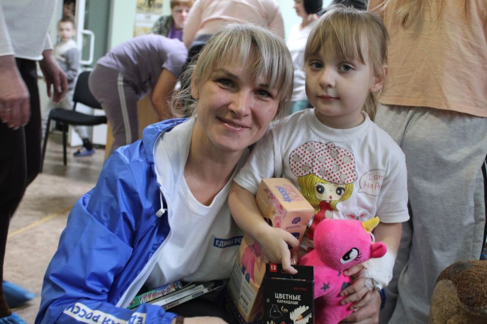 К маленьким героям из Лутугино, Брянки и Новопскова приехала «Коробка храбрости» К маленьким героям из Лутугино, Брянки и Новопскова приехала «Коробка храбрости»