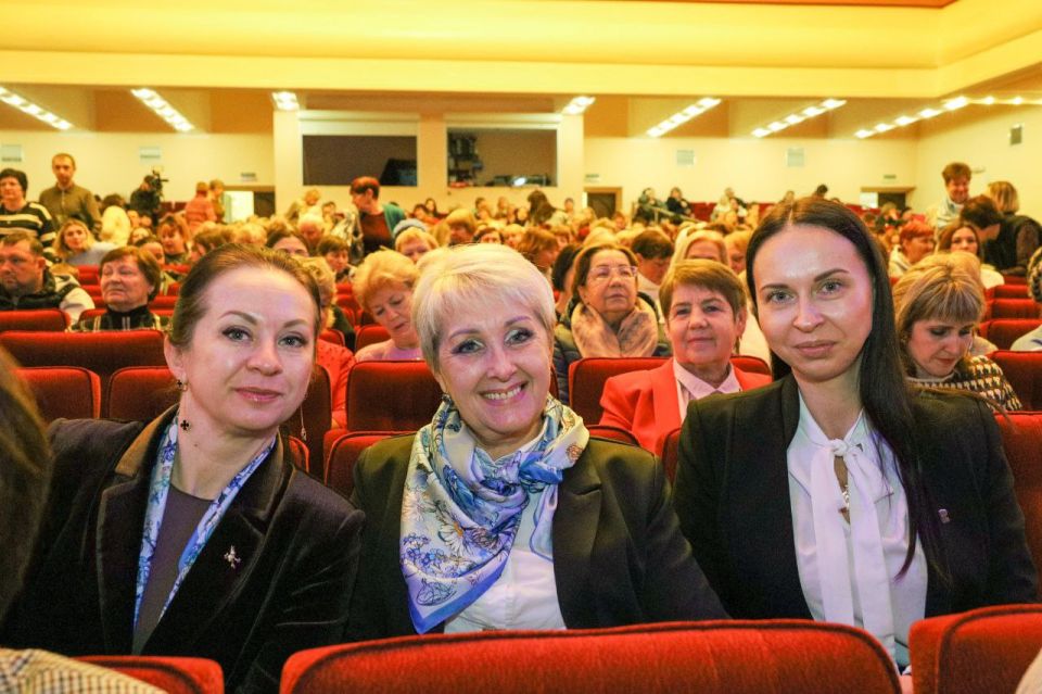 Алёна Лумеровская: В пятницу, 28 ноября, приняла участие в торжественном мероприятии, посвящённом Дню матери, которое прошло во Дворце культуры им. Ленина в г. Луганске. Мероприятие организовали Администрация г. Луганска... Алёна Лумеровская: В пятницу, 28 ноября, приняла участие в торжественном мероприятии, посвящённом Дню матери, которое прошло во Дворце культуры им. Ленина в г. Луганске. Мероприятие организовали Администрация г. Луганска...