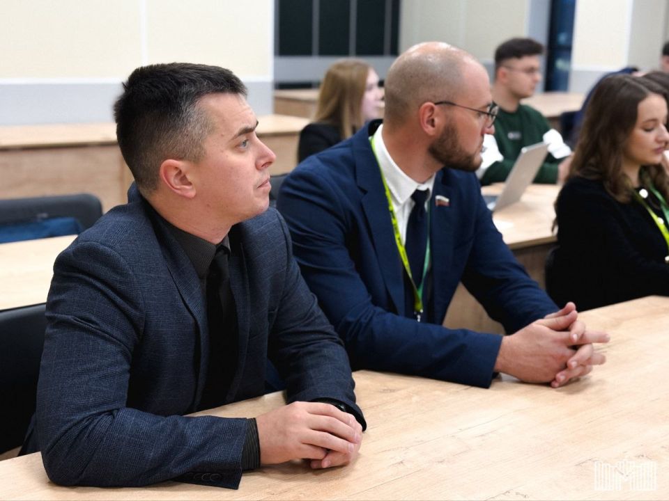 Председатель Молодежного парламента при Народном Совете ЛНР Дмитрий Манасеев принял участие в финале Международного конкурса законотворческих инициатив имени Максима Роганова в Екатеринбурге Председатель Молодежного парламента при Народном Совете ЛНР Дмитрий Манасеев принял участие в финале Международного конкурса законотворческих инициатив имени Максима Роганова в Екатеринбурге