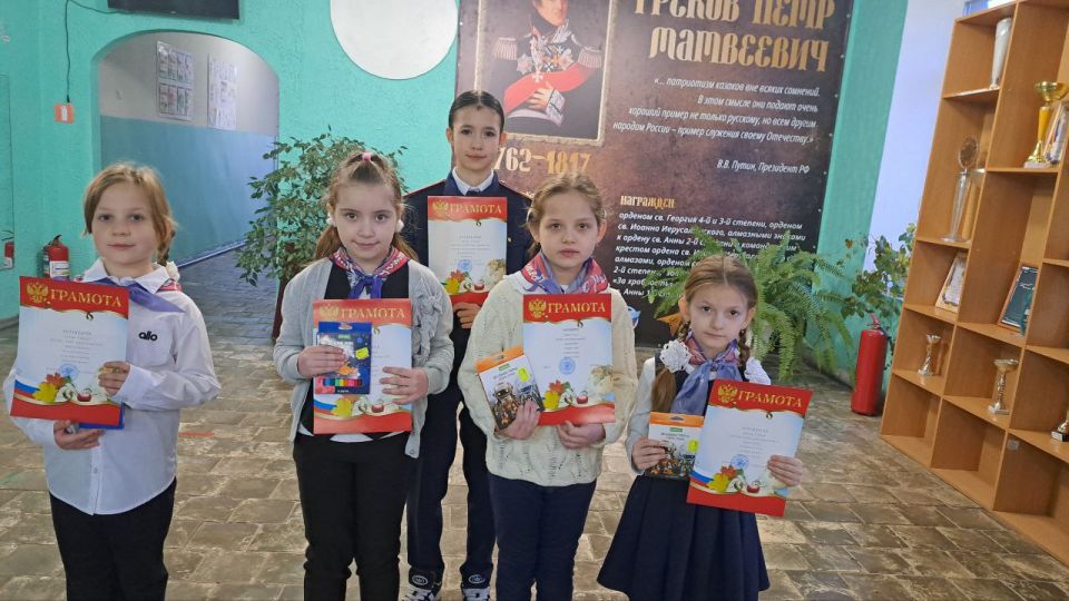 РАЗГОВОРЫ О ВАЖНОМ. Утро понедельника 1 декабря 2025 года в "Станично-Луганской средней школе имени Грекова П.М." традиционно началось с торжественной линейки, церемонии поднятия флага и исполнения гимна Российской Федерации... РАЗГОВОРЫ О ВАЖНОМ. Утро понедельника 1 декабря 2025 года в "Станично-Луганской средней школе имени Грекова П.М." традиционно началось с торжественной линейки, церемонии поднятия флага и исполнения гимна Российской Федерации...