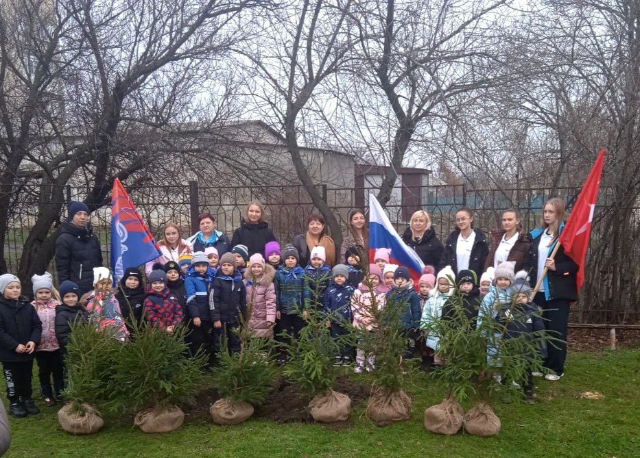 На территории ГБДОУ ЛНР «Родаковский ясли-сад «Рябинушка» состоялось торжественное мероприятие, в котором приняли участие воспитанники детского сада, отряд юных «Орлят-дошколят», учащиеся Родаковской средней школы, участники... На территории ГБДОУ ЛНР «Родаковский ясли-сад «Рябинушка» состоялось торжественное мероприятие, в котором приняли участие воспитанники детского сада, отряд юных «Орлят-дошколят», учащиеся Родаковской средней школы, участники...