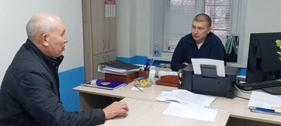 Секретарь Рубежанского местного отделения партии «Единая Россия» Евгений Шаталин провёл приём граждан в рамках декады, посвящённой 24-летию партии Секретарь Рубежанского местного отделения партии «Единая Россия» Евгений Шаталин провёл приём граждан в рамках декады, посвящённой 24-летию партии