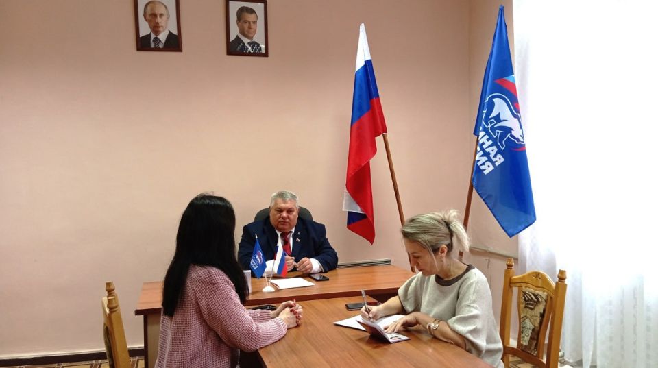 В Краснолучском местном отделении партии «Единая Россия» в рамках Декады приемов граждан, приуроченной ко Дню рождения партии, состоялся прием жителей муниципального округа В Краснолучском местном отделении партии «Единая Россия» в рамках Декады приемов граждан, приуроченной ко Дню рождения партии, состоялся прием жителей муниципального округа