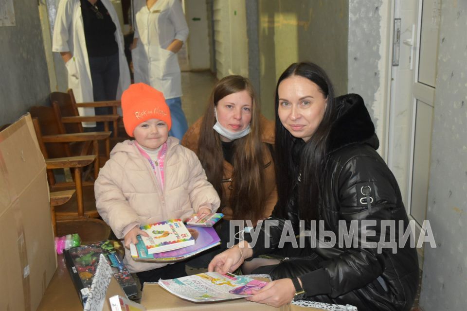 В рамках акции «Коробка храбрости» активисты «Единой России» передали подарки в Лутугинскую больницу В рамках акции «Коробка храбрости» активисты «Единой России» передали подарки в Лутугинскую больницу
