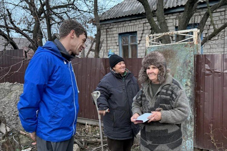 В ЛНР активисты «Единой России» отмечают день рождение партии добрыми делами В ЛНР активисты «Единой России» отмечают день рождение партии добрыми делами