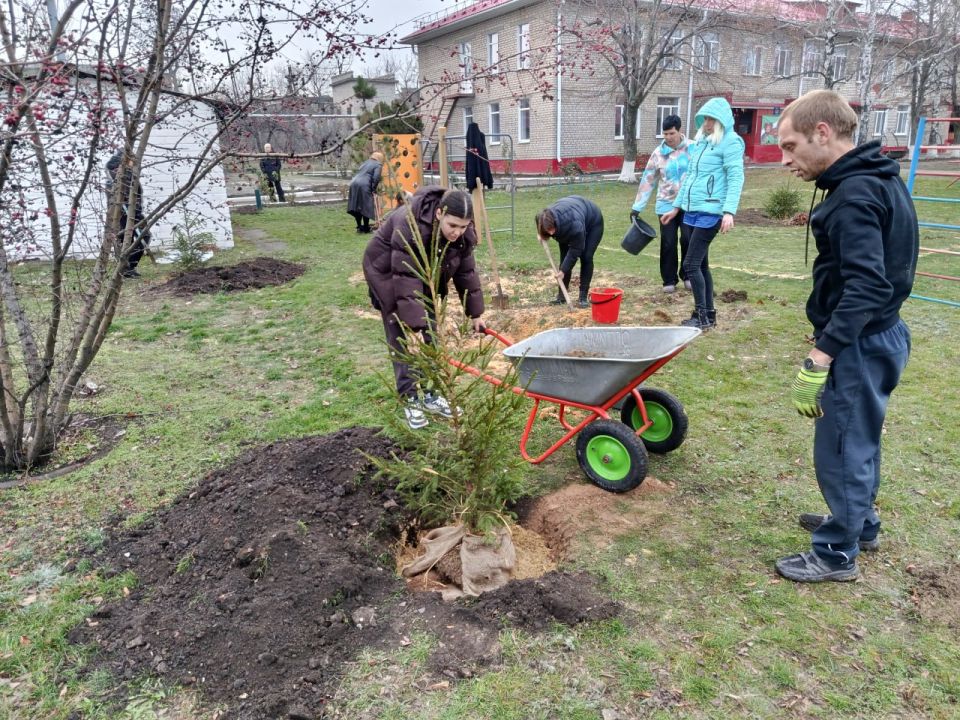 На территории ГБДОУ ЛНР «Родаковский ясли-сад «Рябинушка» состоялось торжественное мероприятие, в котором приняли участие воспитанники детского сада, отряд юных «Орлят-дошколят», учащиеся Родаковской средней школы, участники... На территории ГБДОУ ЛНР «Родаковский ясли-сад «Рябинушка» состоялось торжественное мероприятие, в котором приняли участие воспитанники детского сада, отряд юных «Орлят-дошколят», учащиеся Родаковской средней школы, участники...