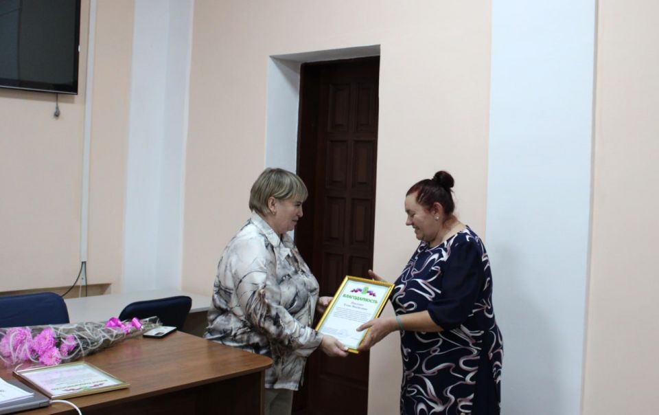 В Белокуракинском округе состоялось торжественное вручение благодарностей многодетным матерям В Белокуракинском округе состоялось торжественное вручение благодарностей многодетным матерям