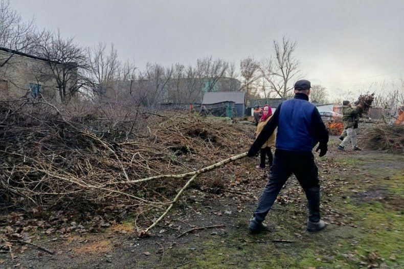 В пгт Шахтёрский провели субботник