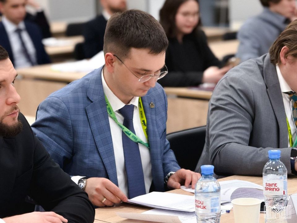 Председатель Молодежного парламента при Народном Совете ЛНР Дмитрий Манасеев принял участие в финале Международного конкурса законотворческих инициатив имени Максима Роганова в Екатеринбурге Председатель Молодежного парламента при Народном Совете ЛНР Дмитрий Манасеев принял участие в финале Международного конкурса законотворческих инициатив имени Максима Роганова в Екатеринбурге