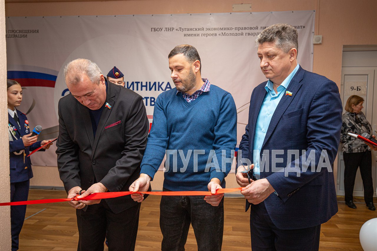 В Луганском лицее-интернате открылась выставка «Герои и подвиги»