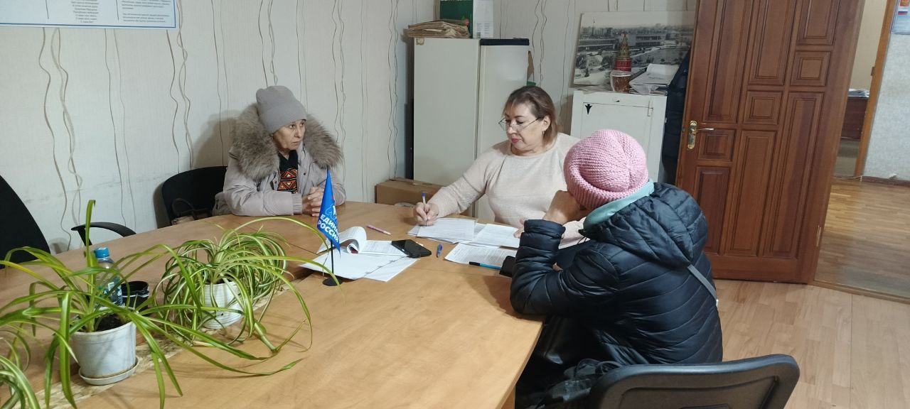 В рамках Декады приемов граждан в поселке Славяносербск совместный прием провели депутат Совета округа Максим Покутний и заместитель Главы Администрации муниципалитета Андрей Цацурин В рамках Декады приемов граждан в поселке Славяносербск совместный прием провели депутат Совета округа Максим Покутний и заместитель Главы Администрации муниципалитета Андрей Цацурин