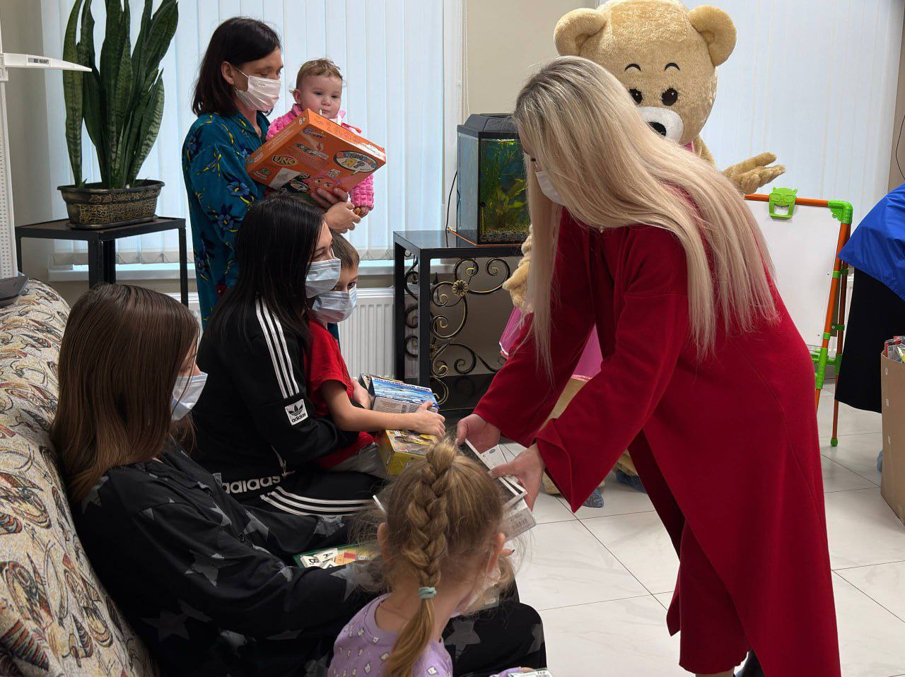 В Марковском округе детям, проходящим лечение, передали подарки в рамках Акции "Коробка храбрости" В Марковском округе детям, проходящим лечение, передали подарки в рамках Акции "Коробка храбрости"